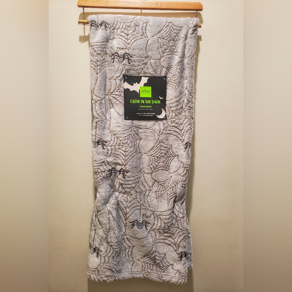 Glow in the dark!!!!  SUPER CUTE Halloween gray Spiderweb plush throw blanket.